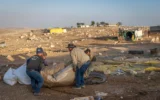 Les résidents palestiniens de Maghar al-Deir emballant leurs affaires avant de fuir leur village en Cisjordanie, le 22 mai 2025. (Crédit : Chaïm Goldberg/Flash90)