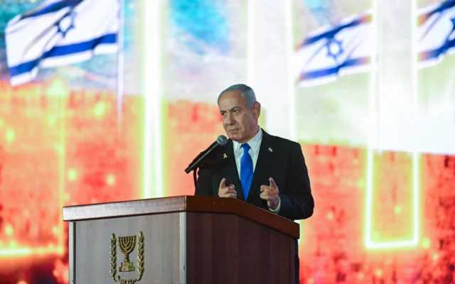 Le Premier ministre Benjamin Netanyahu s'exprime lors d'une cérémonie d'État à l'occasion de la Journée de Jérusalem, sur la colline des munitions à Jérusalem, le 26 mai 2025. (Crédit : Arie Leib Abrams/Flash90) Le Premier ministre Benjamin Netanyahu s'exprime lors d'une cérémonie d'État à l'occasion de la Journée de Jérusalem, sur la colline des munitions à Jérusalem, le 26 mai 2025. (Crédit : Arie Leib Abrams/Flash90)
