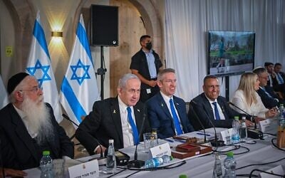 Le Premier ministre Benjamin Netanyahu (deuxième à partir de la gauche) présidant une réunion spéciale du cabinet à l'occasion de la Journée de Jérusalem, dans la Cité de David, à l'extérieur de la Vieille Ville de Jérusalem, le 26 mai 2025. (Crédit : Flash90)