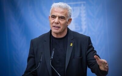 Le chef de l'opposition Yaïr Lapid dirigeant une réunion de sa faction Yesh Atid, à la Knesset, à Jérusalem, le 26 mai 2025. (Crédit : Noam Revkin Fenton/Flash90)