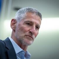 Le chef du parti Les Démocrates, Yaïr Golan, dirigeant une réunion de sa faction de la Knesset, à Jérusalem, le 26 mai 2025. (Crédit : Noam Revkin Fenton/Flash90)