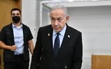 Le Premier ministre Benjamin Netanyahu arrivant dans la salle d'audience du tribunal de Tel Aviv, avant le début de son témoignage dans le cadre de son procès pénal, le 27 mai 2025. (Crédit : Reuven Kastro/POOL)