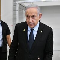 Le Premier ministre Benjamin Netanyahu arrivant dans la salle d'audience du tribunal de Tel Aviv, avant le début de son témoignage dans le cadre de son procès pénal, le 27 mai 2025. (Crédit : Reuven Kastro/POOL)