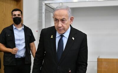 Le Premier ministre Benjamin Netanyahu arrivant dans la salle d'audience du tribunal de Tel Aviv, avant le début de son témoignage dans le cadre de son procès pénal, le 27 mai 2025. (Crédit : Reuven Kastro/POOL)