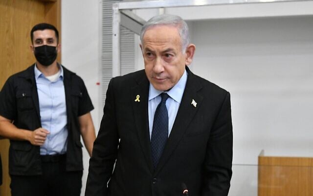 Le Premier ministre Benjamin Netanyahu arrivant dans la salle d'audience du tribunal de Tel Aviv, avant le début de son témoignage dans le cadre de son procès pénal, le 27 mai 2025. (Crédit : Reuven Kastro/POOL)