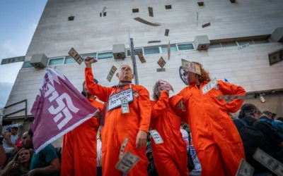 Des manifestants protestent contre le gouvernement et pour la libération des otages retenus dans la bande de Gaza, devant le siège du Likud à Tel Aviv, le 28 mai 2025. (Crédit : Erik Marmor/Flash90)