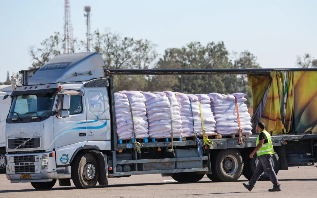 Camions d'aide humanitaire au poste frontière de Kerem Shalom, du côté israélien de la frontière avec la bande de Gaza, le 29 mai 2025. (Crédit : Flash90)