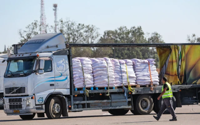 Camions d'aide humanitaire au poste frontière de Kerem Shalom, du côté israélien de la frontière avec la bande de Gaza, le 29 mai 2025. (Crédit : Flash90) Camions d'aide humanitaire au poste frontière de Kerem Shalom, du côté israélien de la frontière avec la bande de Gaza, le 29 mai 2025. (Crédit : Flash90)