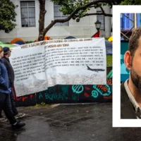Une pancarte avec le poème « Ce qu'un Gazaoui devrait faire lors d'une attaque aérienne israélienne » de Mosab Abu Toha (en médaillon) est vue à l'Université de Californie, Berkeley, au campement des étudiants pro-palestiniens, le 4 mai 2024. (Crédit : Jay L. Clendenin/Getty Images via JTA)