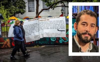 Une pancarte avec le poème « Ce qu'un Gazaoui devrait faire lors d'une attaque aérienne israélienne » de Mosab Abu Toha (en médaillon) est vue à l'Université de Californie, Berkeley, au campement des étudiants pro-palestiniens, le 4 mai 2024. (Crédit : Jay L. Clendenin/Getty Images via JTA)