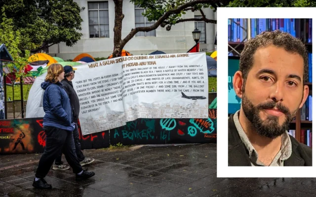Une pancarte avec le poème « Ce qu'un Gazaoui devrait faire lors d'une attaque aérienne israélienne » de Mosab Abu Toha (en médaillon) est vue à l'Université de Californie, Berkeley, au campement des étudiants pro-palestiniens, le 4 mai 2024. (Crédit : Jay L. Clendenin/Getty Images via JTA)