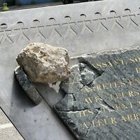 Stèle commémorative de la rafle des enfants juifs de la Verdière, à Marseille, retrouvée vandalisée le 2 mai 2025. (Crédit : X / Fabienne Bendayan / utilisée conformément à l'article 27a de la loi sur le droit d'auteur)