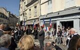Cérémonie de pose des pavés de mémoire en souvenir de Robert, Raymond et André Nathan, à Senlis, le 27 avril 2025. (Crédit : X / @SophieReynal / utilisée conformément à l'article 27a de la loi sur le droit d'auteur)