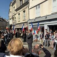 Cérémonie de pose des pavés de mémoire en souvenir de Robert, Raymond et André Nathan, à Senlis, le 27 avril 2025. (Crédit : X / @SophieReynal / utilisée conformément à l'article 27a de la loi sur le droit d'auteur)