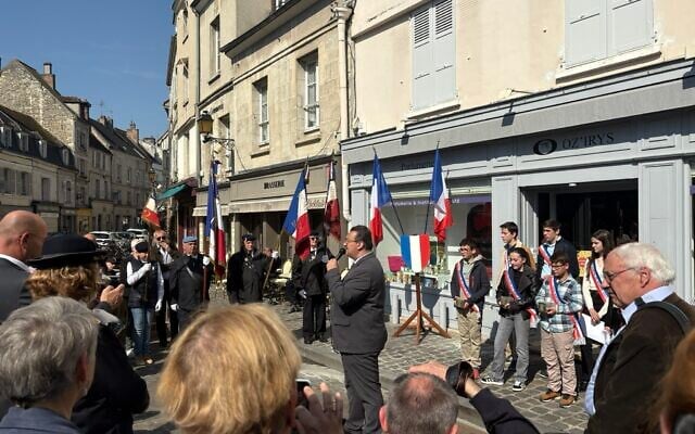 Cérémonie de pose des pavés de mémoire en souvenir de Robert, Raymond et André Nathan, à Senlis, le 27 avril 2025. (Crédit : X / @SophieReynal / utilisée conformément à l'article 27a de la loi sur le droit d'auteur)