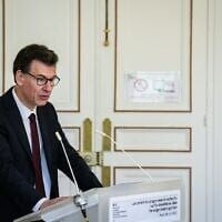 Le ministre français chargé de l'Enseignement supérieur, Philippe Baptiste, à l'occasion du lancement d'un programme de recherche sur l'antisémitisme dans les établissements d'enseignement supérieur, le 29 avril 2025. (Crédit : X / Philippe Baptiste / utilisée conformément à l'article 27a de la loi sur le droit d'auteur)
