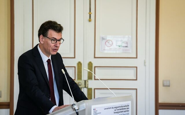 Le ministre français chargé de l'Enseignement supérieur, Philippe Baptiste, à l'occasion du lancement d'un programme de recherche sur l'antisémitisme dans les établissements d'enseignement supérieur, le 29 avril 2025. (Crédit : X / Philippe Baptiste / utilisée conformément à l'article 27a de la loi sur le droit d'auteur) Le ministre français chargé de l'Enseignement supérieur, Philippe Baptiste, à l'occasion du lancement d'un programme de recherche sur l'antisémitisme dans les établissements d'enseignement supérieur, le 29 avril 2025. (Crédit : X / Philippe Baptiste / utilisée conformément à l'article 27a de la loi sur le droit d'auteur)