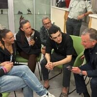 L'envoyé spécial américain Steve Witkoff (à droite), et l'ex-otage Edan Alexander (2ᵉ à droite) s'entretenant par téléphone avec le président américain Donald Trump, aux côtés de la famille Alexander depuis l'hôpital Sourasky, à Tel Aviv, le 13 mai 2025. (Crédit : Bureau de l'envoyé spécial pour le Moyen-Orient/X)