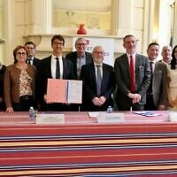 Mathias Ott (au centre), délégué interministériel à la lutte contre le racisme, l'antisémitisme et la haine anti-LBGT+, pose aux côtés d'acteurs locaux après la signature du plan départemental de lutte contre les discriminations, à la préfecture des Pyrénées-Orientales, à Perpignan, le 7 mai 2025. (Crédit : X / @Prefet66 / utilisée conformément à l'article 27a de la loi sur le droit d'auteur)