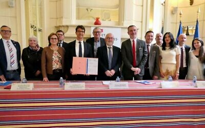 Mathias Ott (au centre), délégué interministériel à la lutte contre le racisme, l'antisémitisme et la haine anti-LBGT+, pose aux côtés d'acteurs locaux après la signature du plan départemental de lutte contre les discriminations, à la préfecture des Pyrénées-Orientales, à Perpignan, le 7 mai 2025. (Crédit : X / @Prefet66 / utilisée conformément à l'article 27a de la loi sur le droit d'auteur)