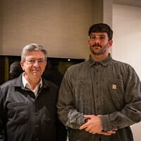 Jean-Luc Mélenchon (à gauche) et l'influenceur américain Hasan Piker, après avoir effectué un live sur Twitch le 10 mai 2025, à Paris. (Crédit : X / Jean-Luc Mélenchon / utilisée conformément à l'article 27a de la loi sur le droit d'auteur)