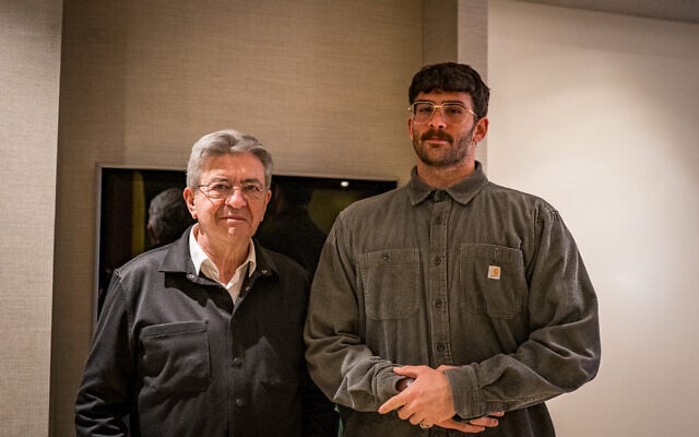 Jean-Luc Mélenchon (à gauche) et l'influenceur américain Hasan Piker, après avoir effectué un live sur Twitch le 10 mai 2025, à Paris. (Crédit : X / Jean-Luc Mélenchon / utilisée conformément à l'article 27a de la loi sur le droit d'auteur)