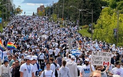 Marche annuelle « Walk with Israel » à Toronto, le 25 mai 2025. (Crédit : X / @marilynnefriedm / utilisée conformément à l'article 27a de la loi sur le droit d'auteur)