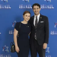 Yaron Lischinsky, à droite, et sa compagne Sarah Milgrim, tous deux employés de l'ambassade d'Israël aux États-Unis qui ont été tués lors d'une fusillade à Washington, DC, le 21 mai 2025, sur une photo non datée. (Crédit : Ambassade d'Israël à Washington)