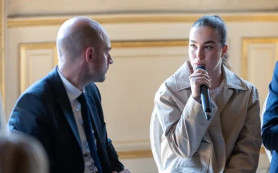 L'ex-otage israélienne, Agam Berger, avec le ministre français des Affaires étrangères Jean-Noël Barrot au ministère français des Affaires étrangères à Paris, le 23 mai 2025. (Crédit : Ministère français des Affaires étrangères)
