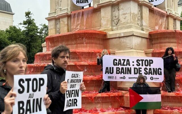La fontaine des Innocents, dans le 1er arrondissement de Paris, colorée en rouge par des ONG pour protester contre la guerre à Gaza et demander des actions fortes de la part du président français Emmanuel Macron, le 28 mai 2025. (Crédit : X / Amnesty International France / utilisée conformément à l'article 27a de la loi sur le droit d'auteur) La fontaine des Innocents, dans le 1er arrondissement de Paris, colorée en rouge par des ONG pour protester contre la guerre à Gaza et demander des actions fortes de la part du président français Emmanuel Macron, le 28 mai 2025. (Crédit : X / Amnesty International France / utilisée conformément à l'article 27a de la loi sur le droit d'auteur)