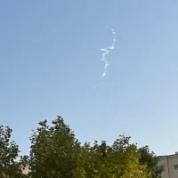 Des traînées de fumée, vraisemblablement dues à l'interception d'un missile Houthi tiré depuis le Yémen, sont visibles au-dessus de Jérusalem, le 2 mai 2025. (Crédit : Times of Israel)