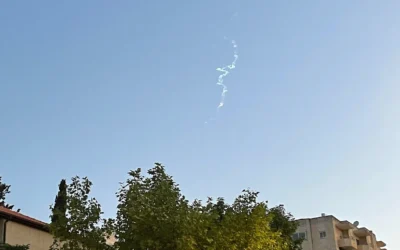 Illustration : Des traînées de fumée, vraisemblablement dues à l'interception d'un missile Houthi tiré depuis le Yémen, sont visibles au-dessus de Jérusalem, le 2 mai 2025. (Crédit : Times of Israel)