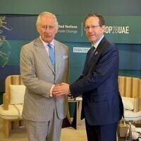 Le roi Charles III de Grande-Bretagne (à gauche) serre la main du président Isaac Herzog en marge du sommet COP28 à Dubaï, le 1ᵉʳ décembre 2023. (Crédit : Autorisation)