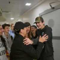 L'ex-otage Edan Alexander retrouve sa grand-mère Varda Ben Baruch au centre hospitalier Sourasky de Tel Aviv, le 12 mai 2025. (Crédit : Kobi Gideon/GPO)