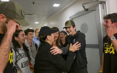 L'ex-otage Edan Alexander retrouve sa grand-mère Varda Ben Baruch au centre hospitalier Sourasky de Tel Aviv, le 12 mai 2025. (Crédit : Kobi Gideon/GPO)