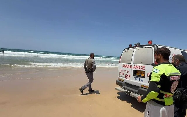 Les secours sur les lieux d’un accident d’avion de tourisme sur la plage de Bat Yam, le 16 mai 2025. (Magen David Adom) Les secours sur les lieux d’un accident d’avion de tourisme sur la plage de Bat Yam, le 16 mai 2025. (Magen David Adom)