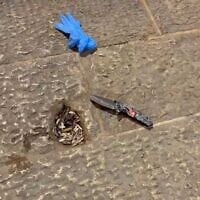 Un couteau utilisé pour poignarder un agent de police à la Porte des Chaînes du Mont du Temple sur le sol dans la Vieille Ville de Jérusalem, le 16 mai 2025. (Crédit : Police israélienne)