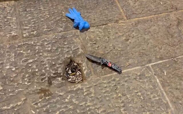 Un couteau utilisé pour poignarder un agent de police à la Porte des Chaînes du Mont du Temple sur le sol dans la Vieille Ville de Jérusalem, le 16 mai 2025. (Crédit : Police israélienne)