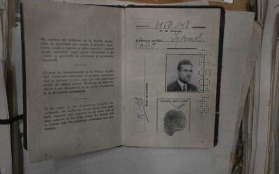 L'un des 2 500 éléments appartenant à l'espion israélien Eli Cohen récupéré en Syrie lors d'une opération secrète du Mossad rendue publique le 18 mai 2025. (Crédit : Bureau du Premier ministre)