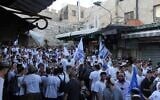 Des Juifs nationalistes religieux participant à la marche annuelle du Jour de Jérusalem à travers un quartier arabe de la Vieille ville de Jérusalem, le 5 juin 2024. (Crédit : Sam Sokol/Times of Israel)