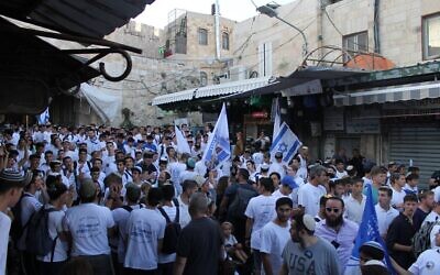 Des Juifs nationalistes religieux participant à la marche annuelle du Jour de Jérusalem à travers un quartier arabe de la Vieille ville de Jérusalem, le 5 juin 2024. (Crédit : Sam Sokol/Times of Israel)