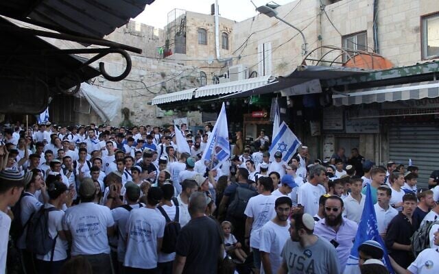 Des Juifs nationalistes religieux participant à la marche annuelle du Jour de Jérusalem à travers un quartier arabe de la Vieille ville de Jérusalem, le 5 juin 2024. (Crédit : Sam Sokol/Times of Israel)