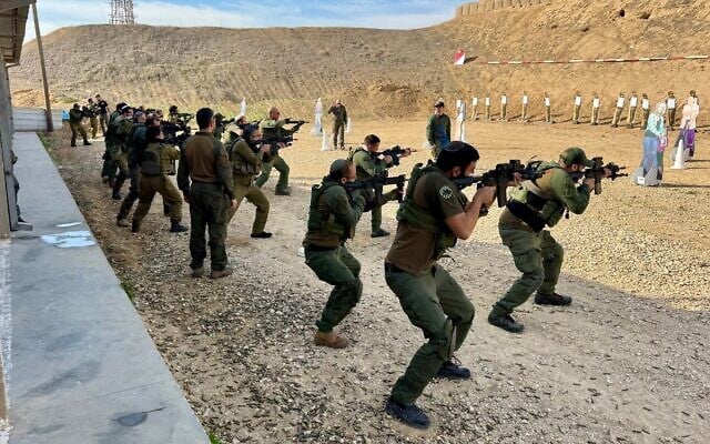 Des membres de l'équipe de sécurité bénévole de la frontière de Gaza perfectionnant leurs compétences en tir, dans un champ de tir de l'armée israélienne. (Crédit : Magen Yehuda)