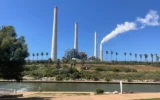 La centrale électrique d'Orot Rabin, partiellement alimentée au charbon, à Hadera, dans le centre d'Israël, vue depuis le parc national de la rivière Hadera, le 25 avril 2025. (Crédit : Sue Surkes/Times of Israel)
