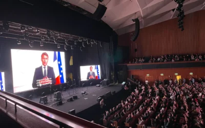 Le président français Emmanuel Macron adresse un message vidéo au Sommet populaire pour la paix, au Centre international des congrès de Jérusalem, le 9 mai 2025. (Crédit : Rossella Tercatin / Times of Israel)