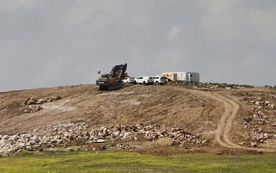 Illustration : Des engins de terrassement préparent le terrain pour ce qui pourrait être l'avant-poste d'une  implantation illégale dans les collines du sud d'Hébron, en Cisjordanie, face au hameau palestinien de Khirbet Zanuta, le 10 mars 2024. (Jeremy Sharon / Le Times of Israel)