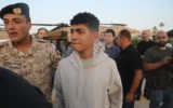Un enfant palestinien de Gaza évacué vers la Jordanie par les forces armées jordaniennes le 14 mai 2025. (Crédit : Forces armées jordaniennes)