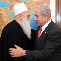 Le Premier ministre Benjamin Netanyahu, à droite, s'entretient avec le chef spirituel de la communauté druze, le cheikh Muafak Tarif, au bureau du Premier ministre à Jérusalem, le 2 mai 2025. (Crédit : Haim Zach/GPO)