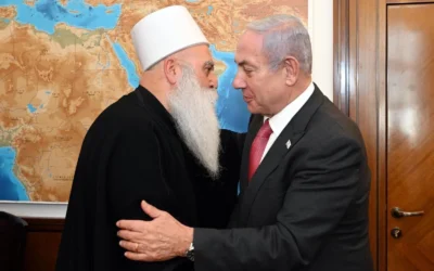 Le Premier ministre Benjamin Netanyahu (à droite) et le chef spirituel de la communauté druze d'Israël, le cheikh Muafak Tarif, au bureau du Premier ministre, à Jérusalem, le 2 mai 2025. (Crédit : Haïm Zach/GPO)