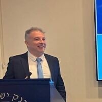 Le régulateur bancaire Daniel Hahiashvili s'exprimant lors d'une conférence de presse, à Tel Aviv, le 19 mai 2025. (Crédit : Sharon Wrobel/Times of Israel)